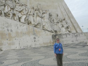 Monument to the Discoverers is quite large!